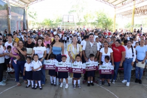 Foto de la Nota de Prensa Más de mil 700 estudiantes se beneficiaron con ‘Mi ColiBeca para Empezar' en Coquimatlán