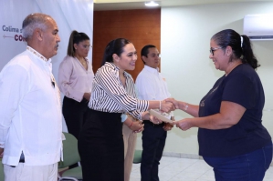 Foto de la Nota de Prensa Indira Vizcaíno entregó 22 pagos de marcha a familiares de personal de la SEyC que falleció 