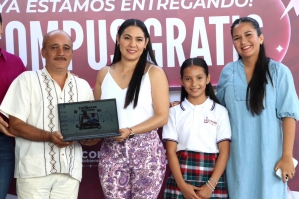 Foto de la Nota de Prensa Gobernadora de Colima prosigue la entrega de ColiBecas Computadoras; estudiantes de Comala reciben sus laptops gratuitas