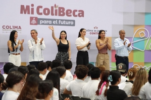 Foto de la Nota de Prensa En Manzanillo, Indira Vizcaíno explica Mi ColiBeca para el Futuro a miles de estudiantes
