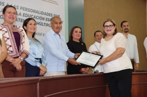 Foto de la Nota de Prensa Gobierno del Estado de Colima y Poder Legislativo reconocen a docentes que han contribuido al desarrollo de la Educación Especial